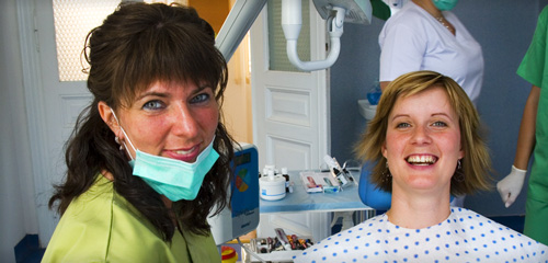 Le traitement de la parodontologie par le détartrage et polissage des dents et l'insertion de PerioChip dans la fosse gingivale